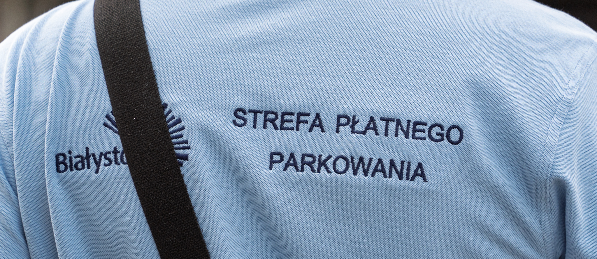 Napis na koszulce „Strefa Płatnego Parkowania”.