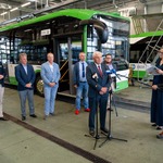 Prezydent Tadeusz Truskolaski udziela wywiadu podczas konferencji prasowej, obok stoją inni uczestnicy.