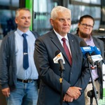 Prezydent Tadeusz Truskolaski stoi przed mikrofonami.