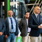 Zastępca prezydenta Rafał Rudnicki udziela wywiadu przed mikrofonami.