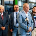 Mężczyzna udziela wywiadu podczas konferencji prasowej.