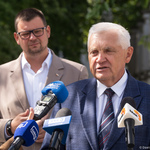 Prezydent Tadeusz Truskolaski zabiera głos podczas konferencji prasowej 