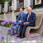 Prezydent Tadeusz Truskolaski siedzi na ławce z prezesem spółki Lech 