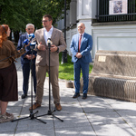 Zastępca prezydenta Tomasz Klim przemawia podczas konferencji prasowej 