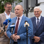 Prezes spółki Lech Michał Stefanowicz przemawia podczas konferencji prasowej 