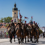 Wojskowi jadący na koniach