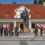 Warta honorowa stoi przy Pomniku Marszałka Józefa Piłsudskiego