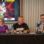 Uczestnicy konferencji siedzą przy stole, zastępca prezydenta Rafał Rudnicki mówi do mikrofonu.