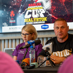Mężczyzna mówi do mikrofonu podczas konferencji prasowej.