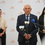 Prezydent Tadeusz Truskolaski mówi do mikrofonów podczas konferencji prasowej.