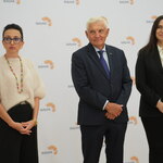 Troje przedstawicieli instytucji uczestniczących w konferencji prasowej stoi.