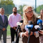 Kobieta udziela wywiadu podczas konferencji prasowej.