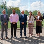 Uczestnicy konferencji pozują do wspólnego zdjęcia.