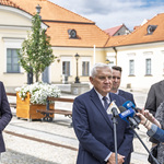 Prezydent Tadeusz Truskolaski udziela wywiadu, w tle stoją inni uczestnicy konferencji.