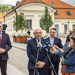 Prezydent Tadeusz Truskolaski udziela wywiadu stojąc przed mikrofonami.