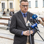 Zastępca prezydenta Rafał Rudnicki udziela wywiadu podczas konferencji prasowej.