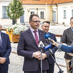 Redaktor naczelny radia Białystok Marcin Tomkiel udziela wywiadu podczas konferencji prasowej.