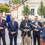 Zastępca prezydenta Rafał Rudnicki udziela wywiadu podczas konferencji prasowej, w tle stoją inni uczestnicy.