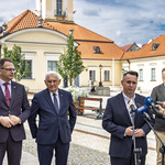 Prezes Wodociągów Białostockich Przemysław Tuchliński udziela wywiadu podczas konferencji prasowej.