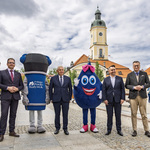 Uczestnicy konferencji pozują dow wspólnego zdjęcia.