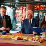 Prezydent Tadeusz Truskolaski, zastępca prezydenta Rafał Rudnicki oraz prezes fundacji Szamto Joanna Kozłowska siedzą podczas konferencji prasowej.