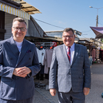 Zastępcy prezydenta Rafał Rudnicki i Marek Masalski pozują uśmiechnięci do zdjęcia.