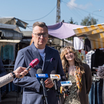 Zastępca prezydenta Rafał Rudnicki udziela wywiadu podczas konferencji prasowej.