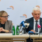 Prezydent Tadeusz Truskolaski mówi do mikrofonów podczas konferencji.