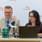 Zastępca prezydenta Rafał Rudnicki oraz dyrektor CAS Urszula Przystupa siedzą przy stole.