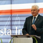Prezydent Tadeusz Truskolaski stoi przed mównicą.