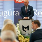Marszałek Łukasz Prokorym mówi do mikrofonu podczas uroczystości.
