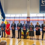 Grupa wyróżnionych nauczycieli pozuje do wspólnego zdjęcia.