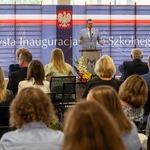 Zastępca prezydenta Tomasz Klim mówi do mikrofonu stojąc przed mównicą.