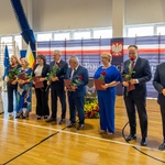 Grupa osób pozuje do wspólnego zdjęcia z prezydentem Tadeuszem Truskolaskim.