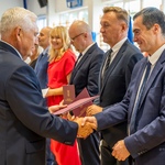 Prezydent Tadeusz Truskolaski wręcza dyplomy nauczycielom.