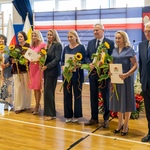 Grupa nauczycieli pozuje do wspólnego zdjęcia z prezydentem Tadeuszem Truskolaskim.