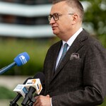 Zastępca prezydenta Rafał Rudnicki udziela wywiadu.