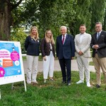 Uczestnicy konferencji pozują do wspólnego zdjęcia.