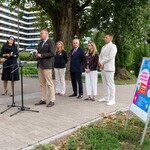 Zastępca prezydenta Rafał Rudnicki udziela wywiadu podczas konferencji prasowej.