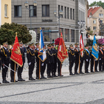 Kilka pocztów flagowych Straży Miejskiej na Rynku Kościuszki.
