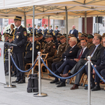 Przedstawiciel Straży Miejskiej przemawia przy mównicy.