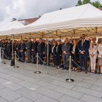 Przedstawiciele Miasta stoją pod namiotem w trakcie uroczystości.
