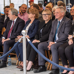 Przedstawiciele Miasta oraz radni siedzą pod namiotem w trakcie uroczystości.