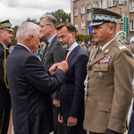 Prezydent Miasta Białegostoku przypina odznaczenie do klapy marynarki wojewody Jacka Brzozowskiego.