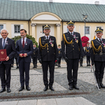 Mundurowi stoją w rzędzie.