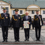 Mundurowi oraz prezydent Tadeusz Truskolaski pozują do wspólnego zdjęcia.