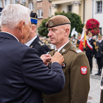 Mundurowy zostaje odznaczony medalem.
