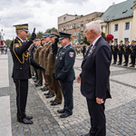 Mundurowi oraz prezydenta Tadeusz Truskolaski stoją na placu podczas uroczystości.