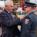 Prezydent Tadeusz Truskolaski odznacza medalem funkcjonariusza.