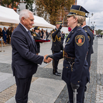 Prezydent Miasta Białegostoku podaje dłoń funkcjonariuszce.